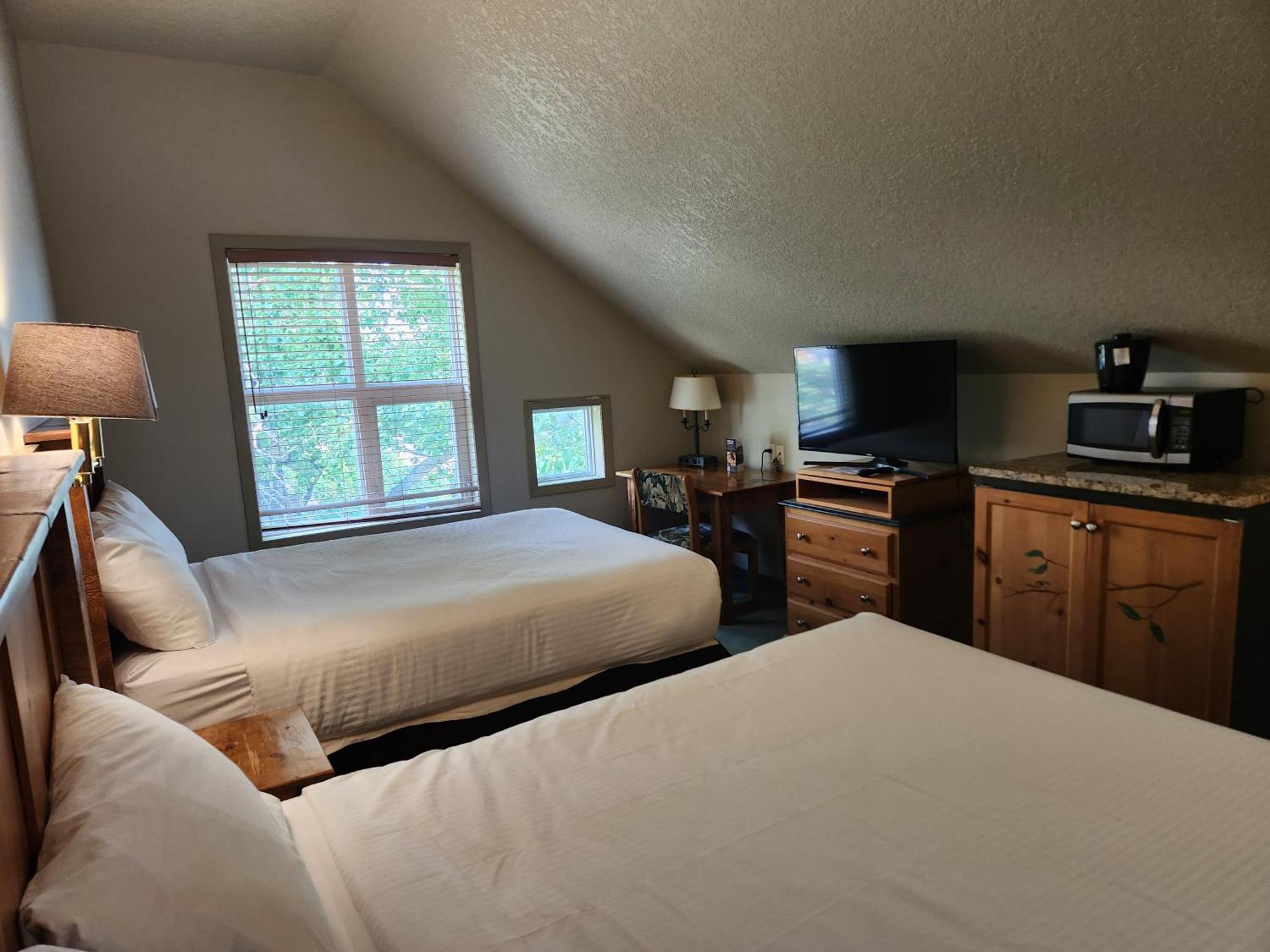 Waterton Lakes Lodge Resort Exterior photo