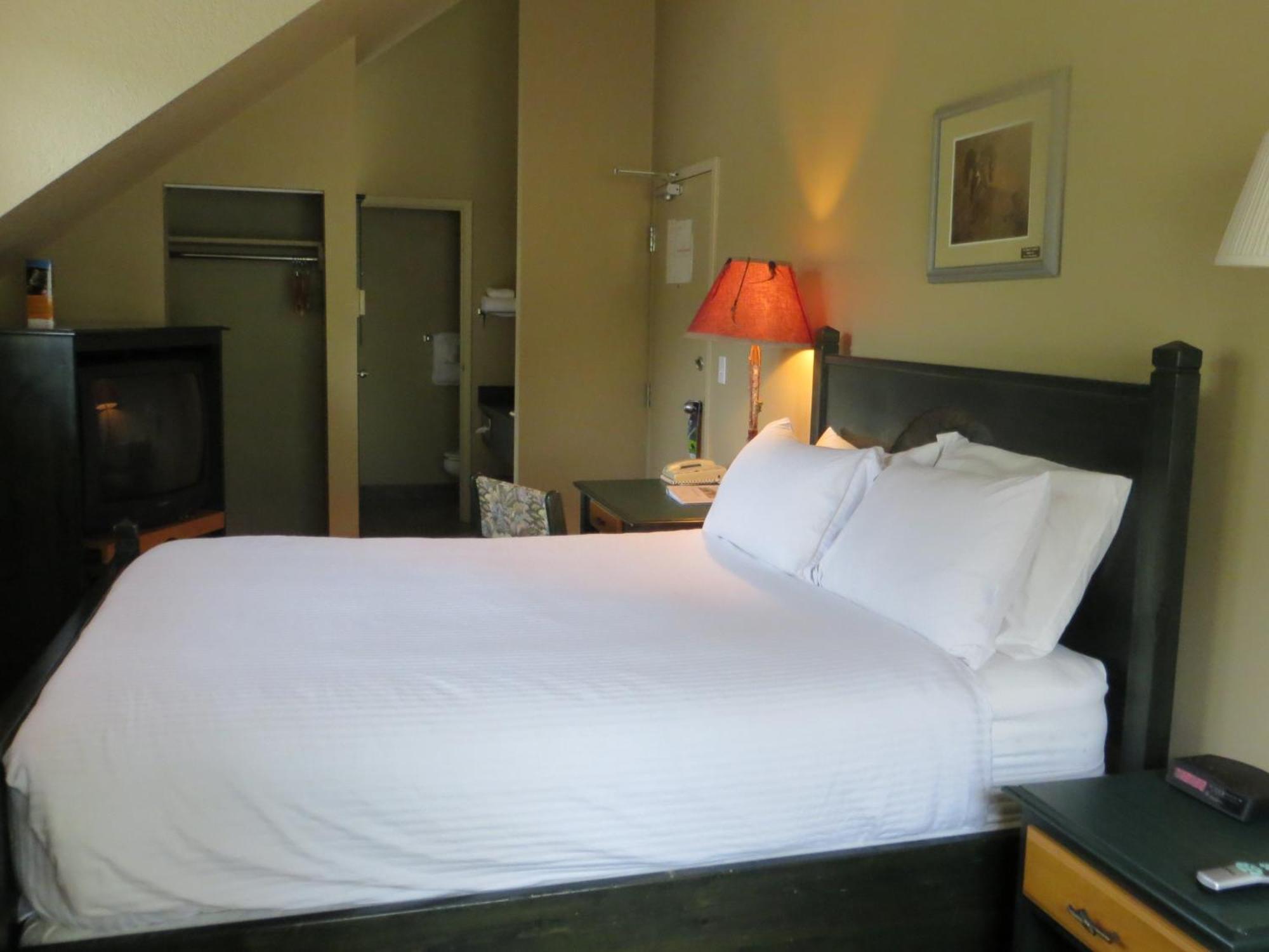 Waterton Lakes Lodge Resort Room photo